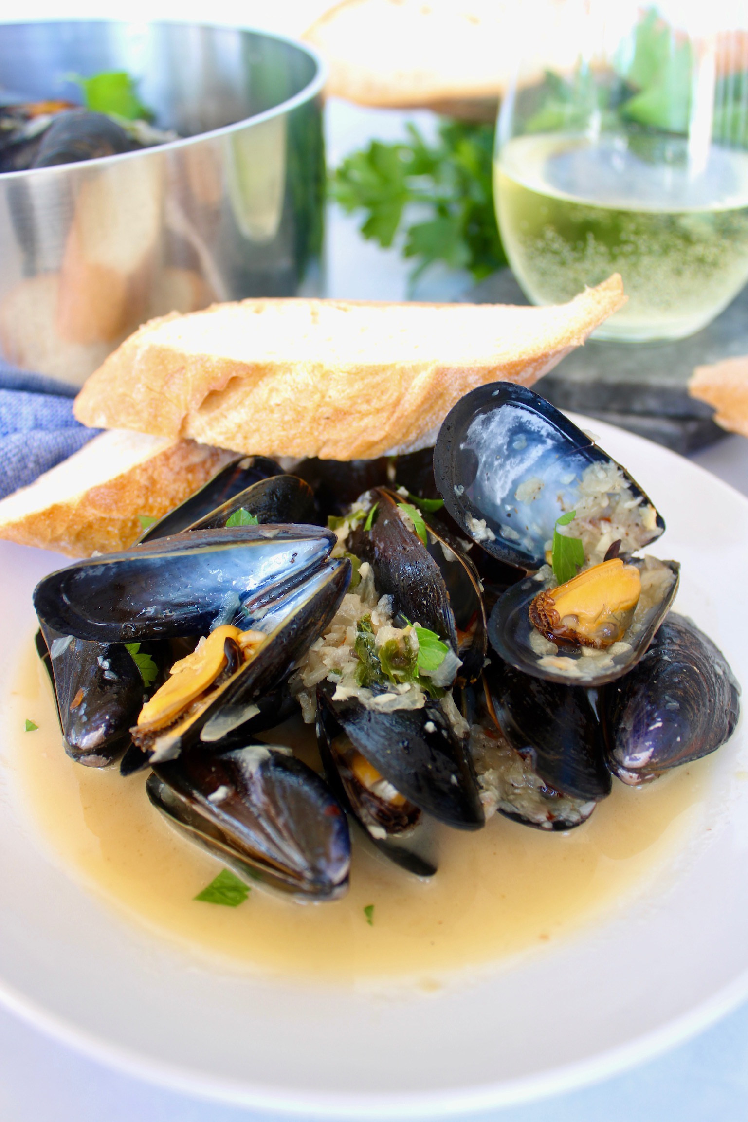 Mussels in White Wine and Garlic Sauce Recipe - For The Love Of Sazón